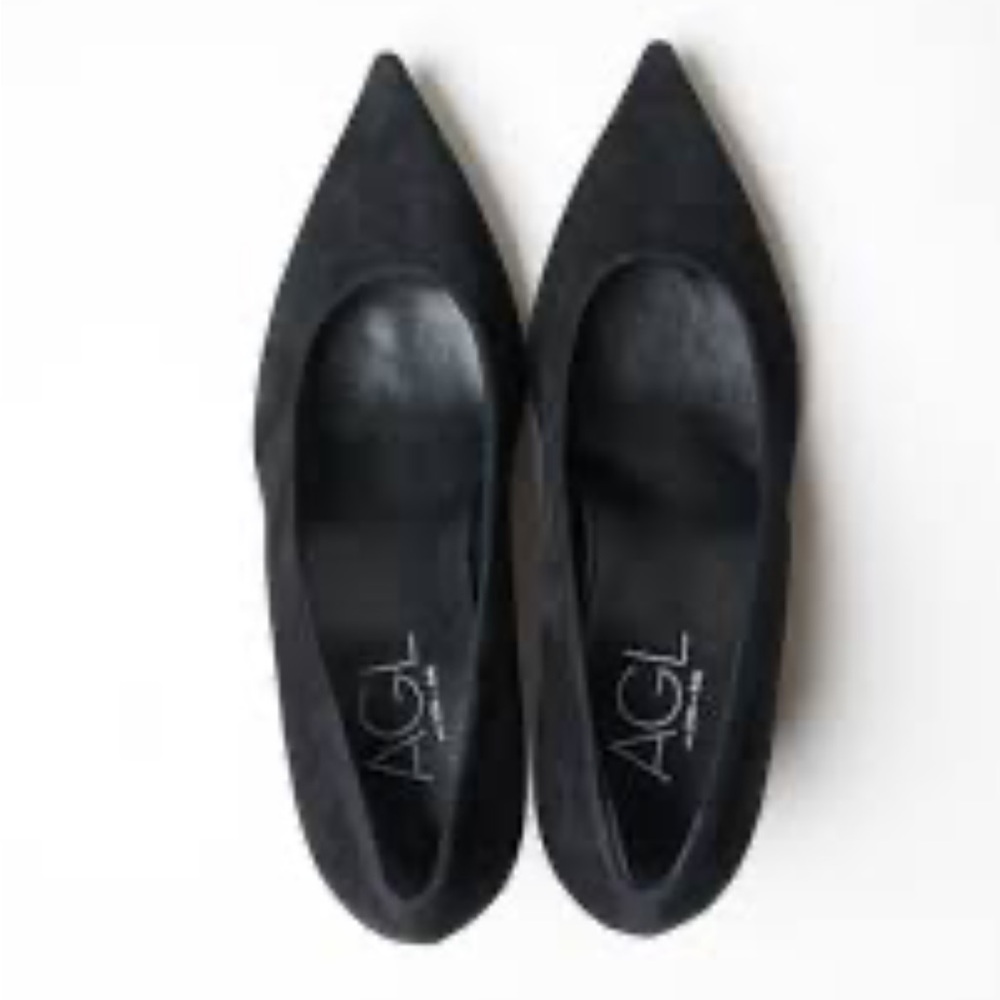 AGL women
Tracy Block Heel Pump black suede
$395 size 37.5 New - Picture 5 of 16